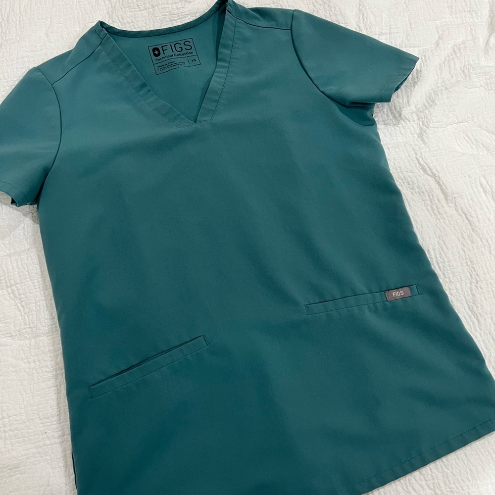 XS Figs Casma 3 pocket Scrub Top in hydrogreen